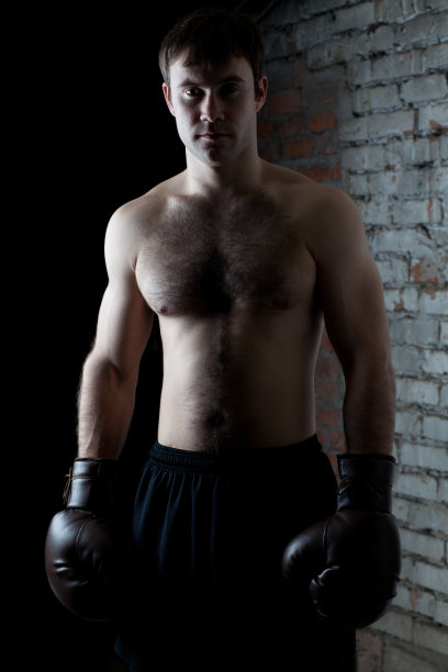 戴拳击手套的运动员图片下载