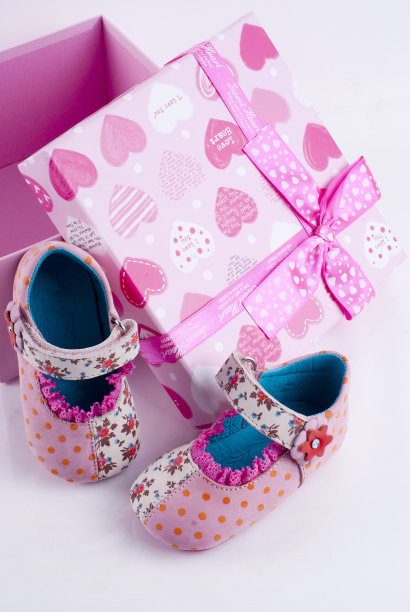 盒子里的婴儿鞋图片下载