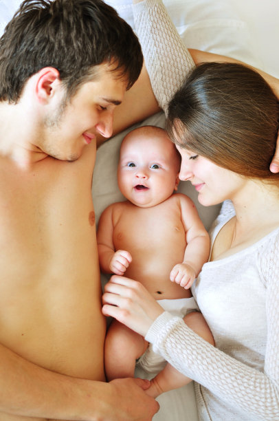 年轻的家庭快乐图片下载