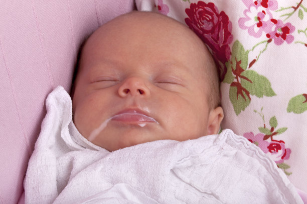 婴儿喝完奶后图片下载