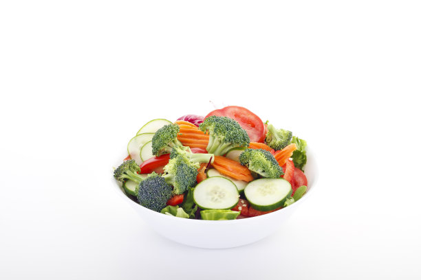 白色桌子上的一碗新鲜切好的蔬菜图片下载