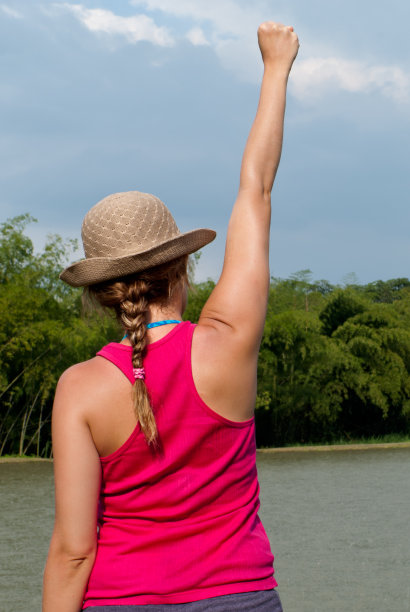 举起手的女人图片下载