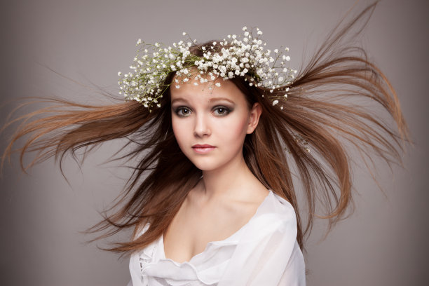 美人肖像与花圈图片下载