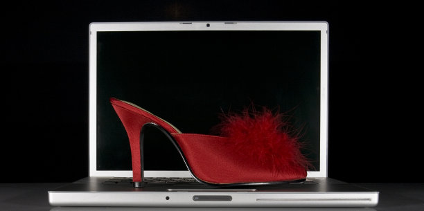 高跟鞋与电脑图片下载