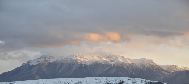 高山和森林冬季日落景观图片下载