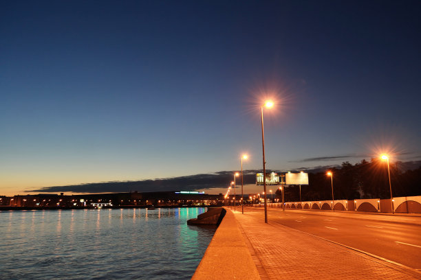 夜晚的涅瓦河堤岸图片下载
