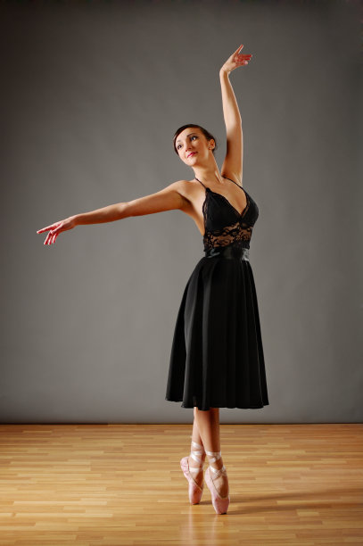 年轻的芭蕾舞演员图片下载