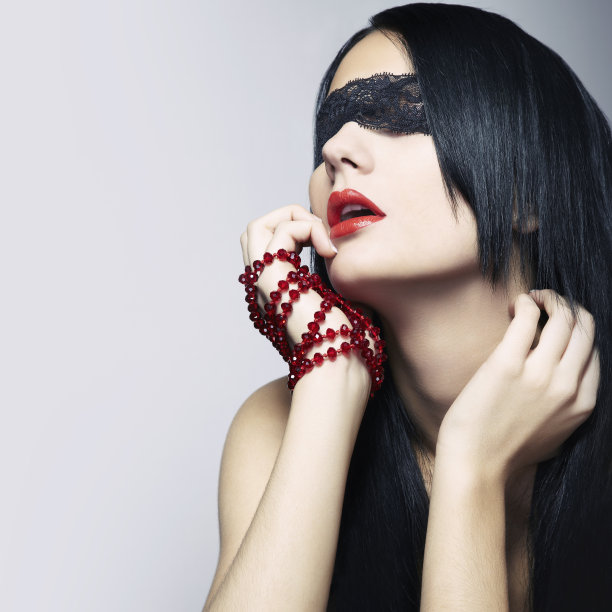 年轻女子蒙住眼睛的时尚肖像图片下载