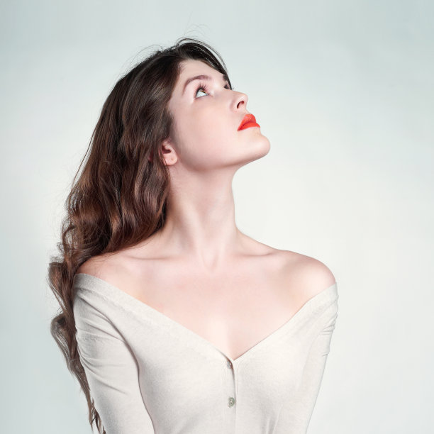 领口暴露的女人抬头看图片下载