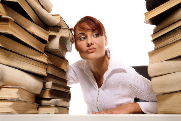 有一大堆书的漂亮姑娘图片下载