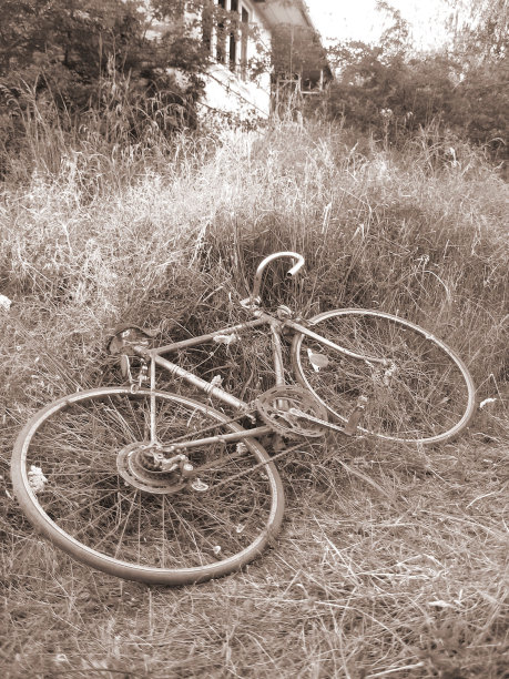 废弃的自行车图片下载