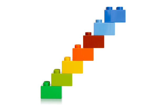 多种颜色的乐高积木堆叠在一起创造楼梯图片下载