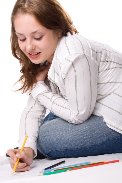 漂亮的女孩正在用蜡笔画画。孤立。图片下载