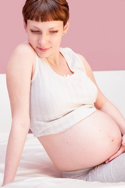 一个美丽孕妇的肖像图片下载