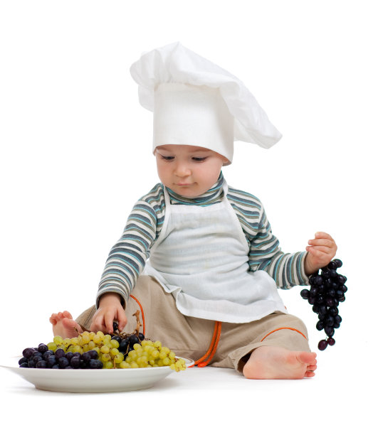 白色背景上挂着葡萄的厨房小男孩图片下载