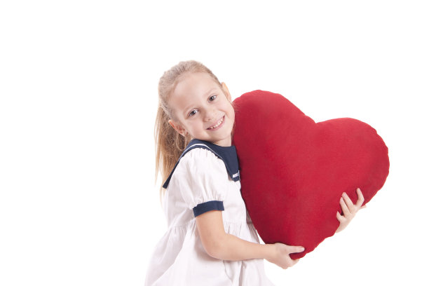 小女孩的红心图片下载