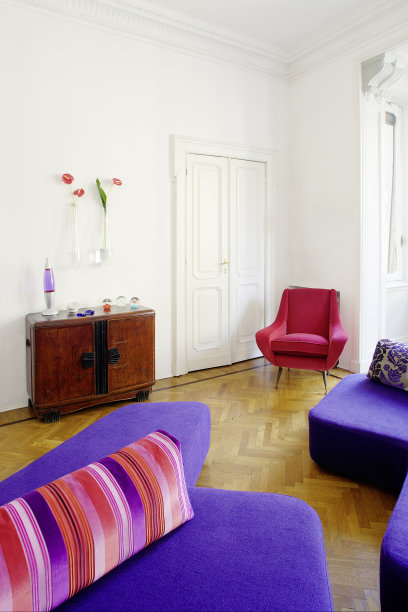 有木地板和蓝色沙发的客厅图片下载