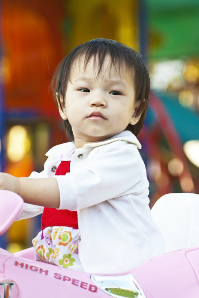 亚洲小女孩在汽车玩具粉红色图片下载