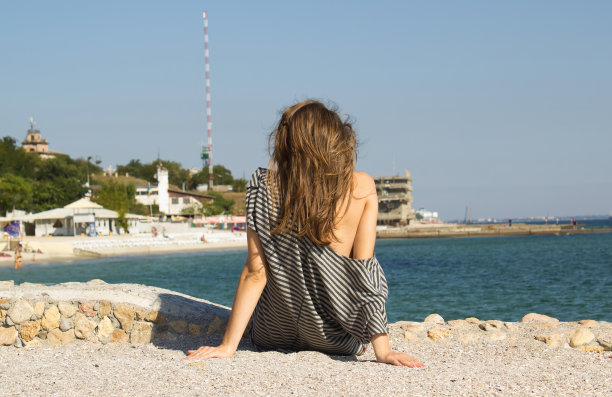年轻女子在度假享受阳光和海风图片下载