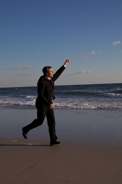 商人在海滩上跑步图片下载