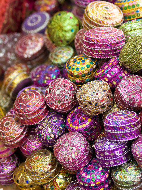 镶有宝石的圆形盒子图片下载