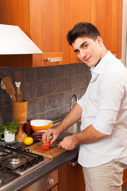 男人切西红柿图片下载