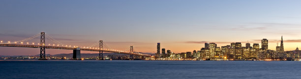 日落时旧金山的地平线和海湾大桥图片下载