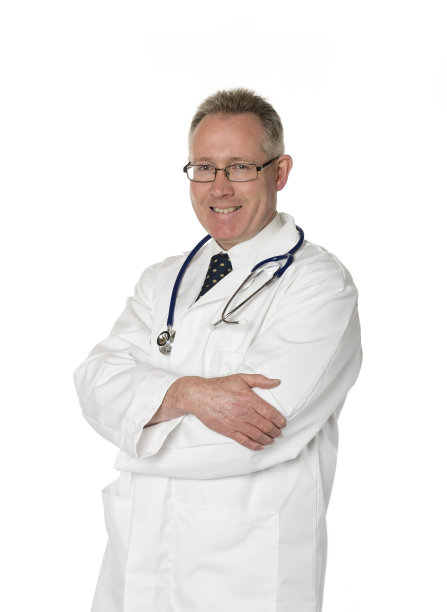 微笑的医生双手交叉在白色图片下载