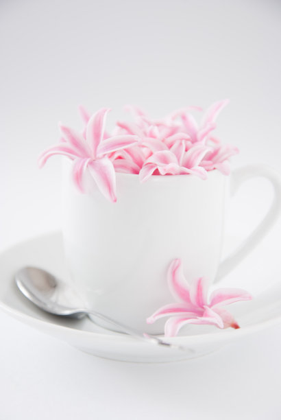 粉红色花朵的杯子图片下载