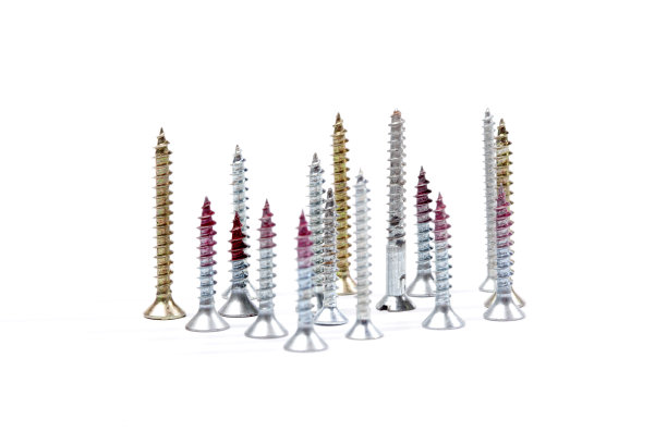 白色背景上的螺丝特写镜头图片下载