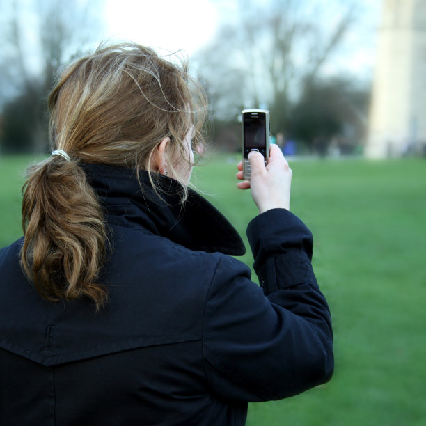 女人正在用手机拍照图片下载