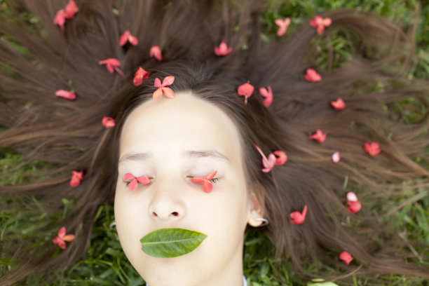 脸上带着鲜花和橡木桶的女孩图片下载