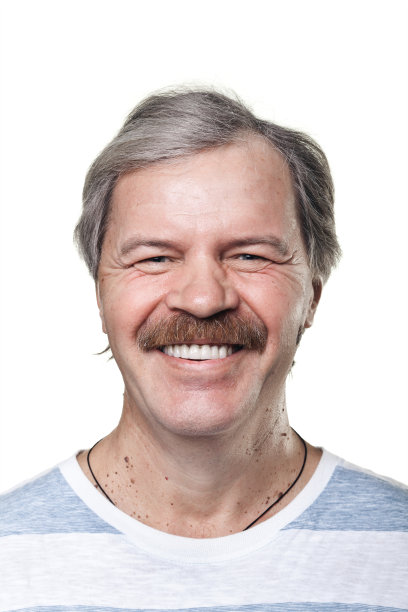 一个在白色背景上孤立的笑着的成熟男人的肖像图片下载