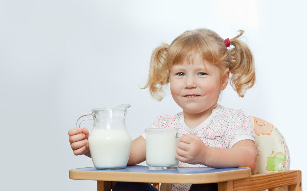 带着牛奶的小女孩图片下载