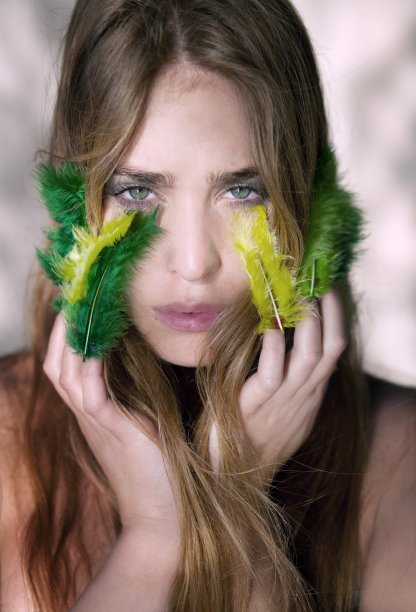 女人长着羽毛图片下载
