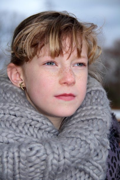 围巾的女孩图片下载