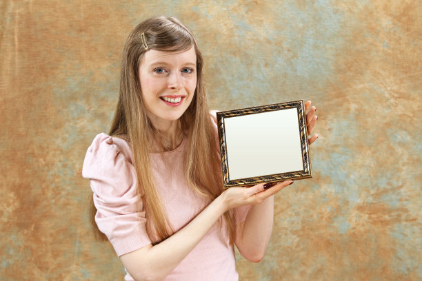 骄傲的女孩图片下载