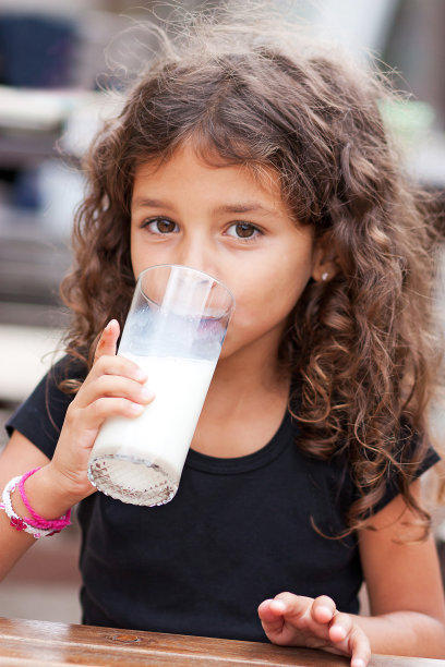 女孩喝牛奶图片下载