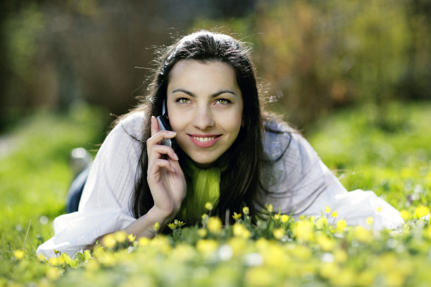 微笑的女人在电话中交谈图片下载
