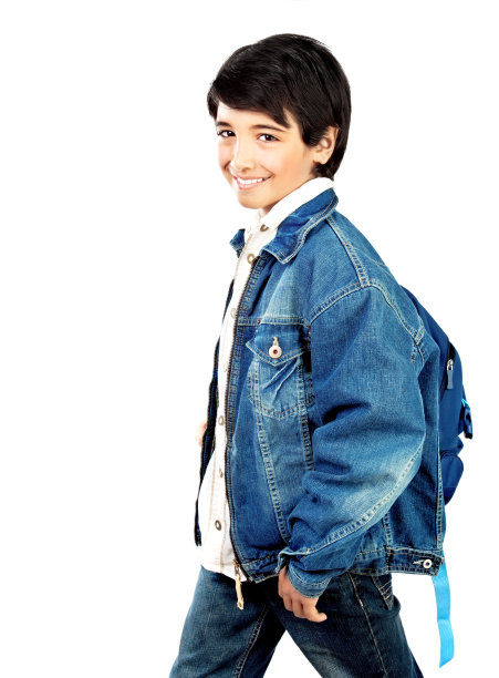 穿着牛仔夹克和牛仔裤的年轻男学生，面带微笑图片下载