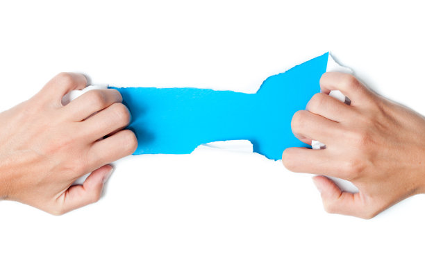 被女人的手撕烂的纸图片下载