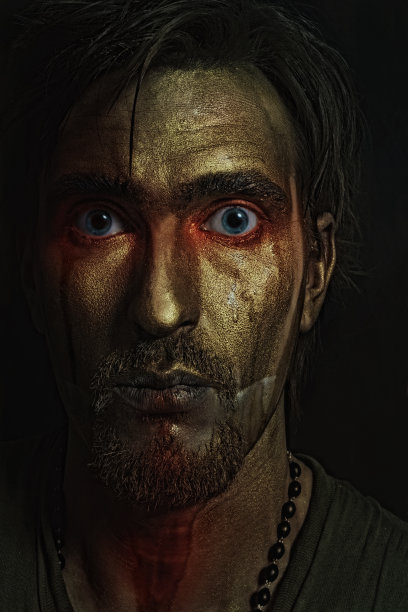 化妆很有创意的年轻人图片下载