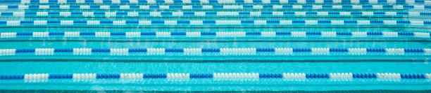 有泳道标记的游泳池图片下载
