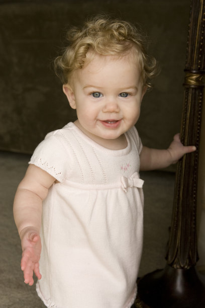 小女孩站在图片下载