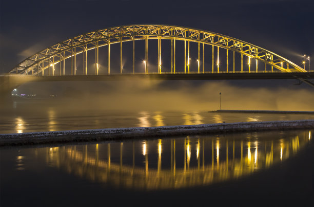 荷兰奈梅亨的瓦尔桥，倒影和雾图片下载