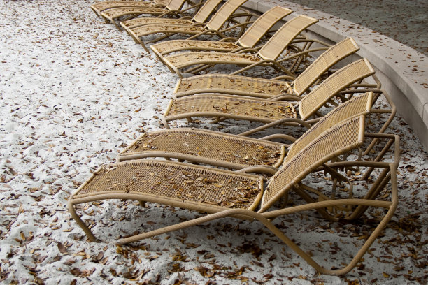 沙滩椅上的落叶图片下载