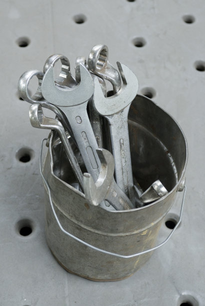 铁罐里的扳手图片下载