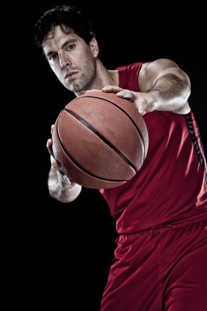 有球的篮球运动员图片下载