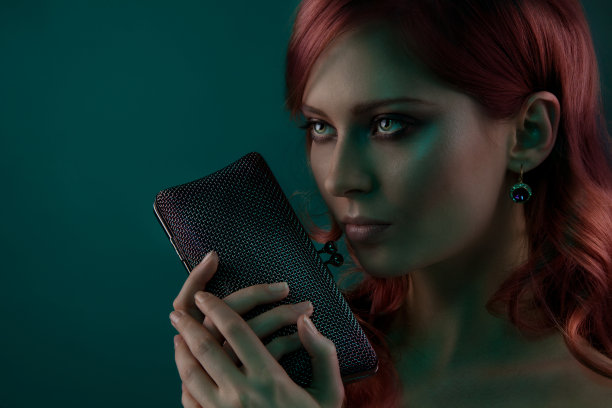 带钱包的美女肖像图片下载