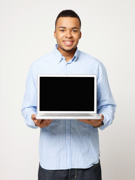 年轻的学生展示笔记本电脑图片下载